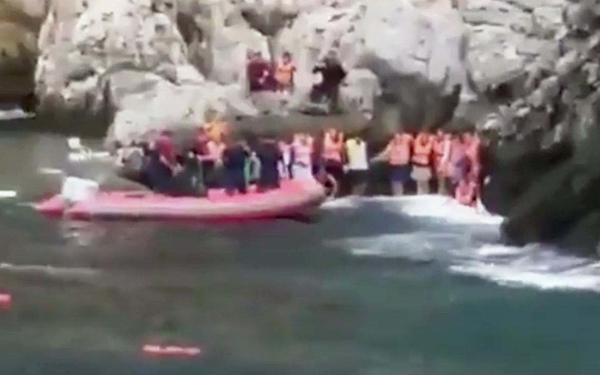 Место крушения катера с российскими туристами в Турции. Видео