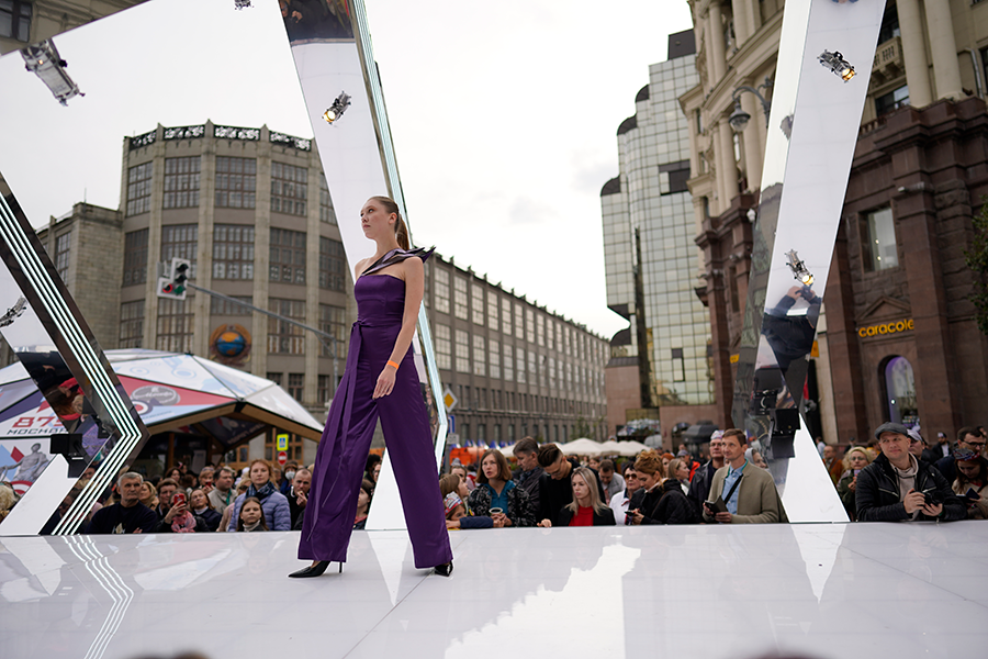 На площадке моды можно было увидеть работы 90 российских дизайнеров, которые посвятили столице свои капсульные коллекции