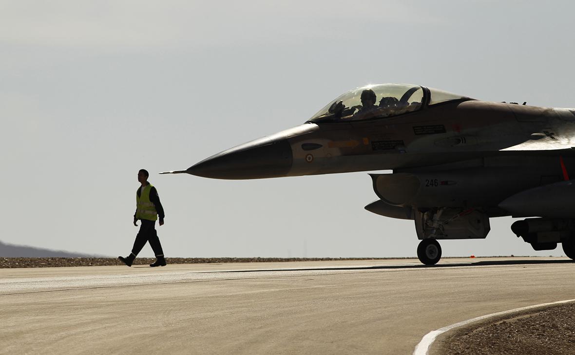Politico узнало о поддержке в Пентагоне отправки F-16 Украине"/>













