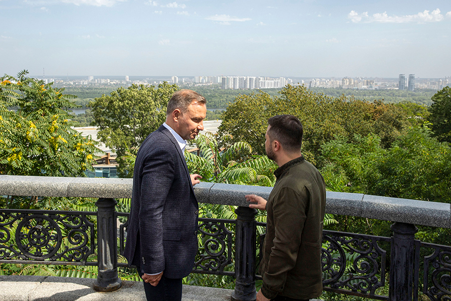 На фото: президент Польши Анджей Дуда и президент Украины Владимир Зеленский разговаривают на балконе Мариинского дворца в Киеве 23 августа 2022 года.
Польский президент с прошлого февраля четыре раза побывал на Украине, один из которых уже в этом году. 11 января он вместе с президентом Литвы Гитанасом Науседой встретился с украинским коллегой во Львове.
Российские официальные лица, комментируя визиты иностранных политиков, призывали их использовать возможность для донесения до Зеленского «посмотреть на реальное положение дел»