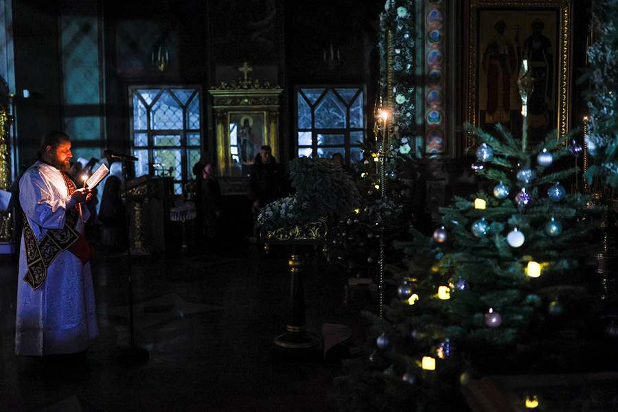 Диакон во время Рождественского Архиерейского богослужения в Воскресенский кафедральный собор в Шуе, Ивановская область