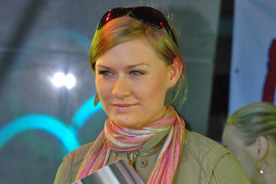 Мария Машкова во время презентации саундтрека к сериалу «Не родись красивой», 2006 год