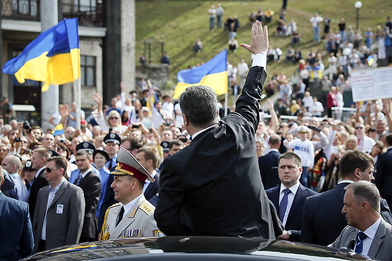 Президент Украины Петр Порошенко машет собравшимся после окончания парада в честь 23-й годовщины независимости Украины. 