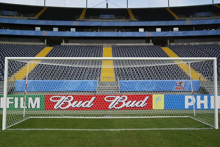 Пиво Bud  – спонсор Чемпионата мира по футболу, 1986-2022 годыСамое продаваемое пиво Budweiser (на российском рынке – Bud) компании Anheuser Busch-InBev является партнером Международной федерации футбола (FIFA) и официальным спонсором Чемпионатов мира по футболу с 1986 года. Действующий контракт рассчитан до 2022 года, когда пройдет Чемпионат мира в Катаре. Согласно договору с FIFA реклама Bud должна быть размещена и на всех стадионах в России, которые будут принимать чемпионат-2018. Именно это обстоятельство и жесткая позиция FIFA, не желающей платить огромную неустойку Anheuser Busch-InBev, заставило российские власти «заморозить» запрет на рекламу пива на стадионах и в СМИ до начала 2019 года. По данным американского Forbes, спонсорский контракт уровня Bud предусматривает ежегодные выплаты FIFA от $10 до 25 млн. 