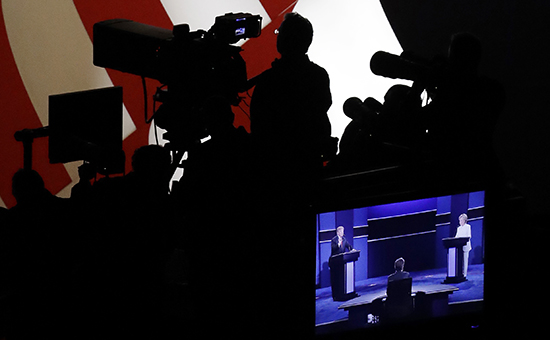 Кандидаты в&nbsp;президенты США Хиллари Клинтон и&nbsp;Дональд Трамп на&nbsp;экране во&nbsp;время записи финальных дебатов в&nbsp;Лас-Вегасе, 20 октября 2016 года
