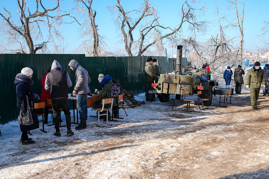 23 ноября во Владивостоке открылось 12 полевых кухонь и еще две &mdash;&nbsp;на Русском острове,&nbsp;в поселках Поспелово и Экипажном. Пострадавшие получают там&nbsp;горячую еду, питьевую воду, а также газовые баллоны