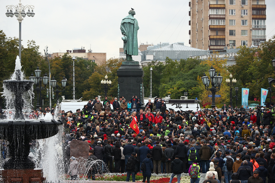 Силовики включили песню «Дядя Вова, мы с тобой» на акции КПРФ в Москве