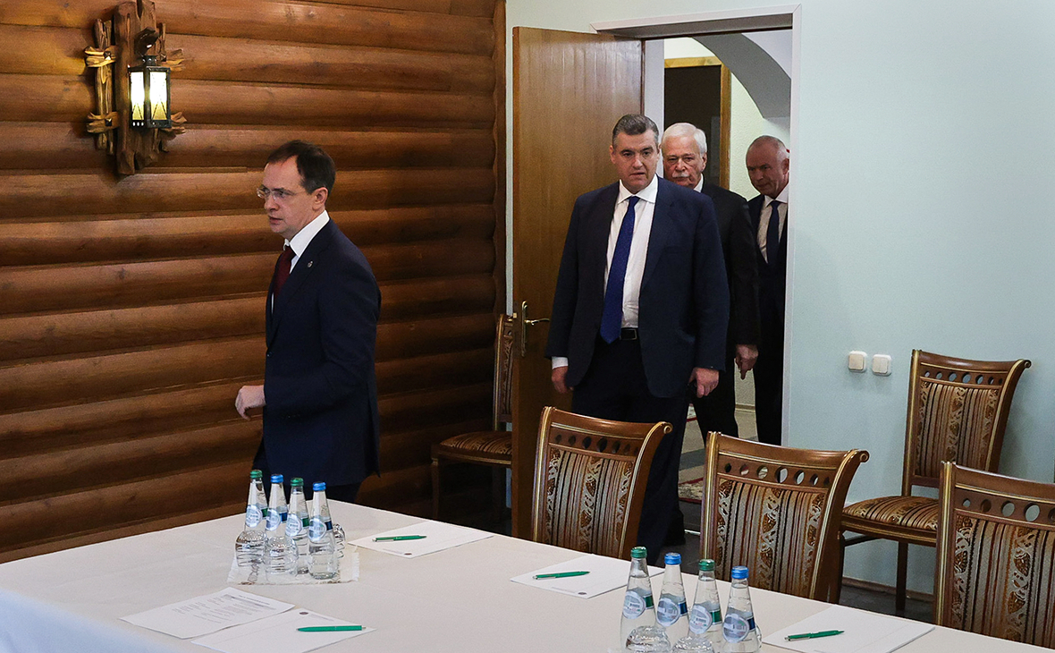 Владимир Мединский, Леонид Слуцкий и Борис Грызлов (слева направо) перед началом российско-украинских переговоров