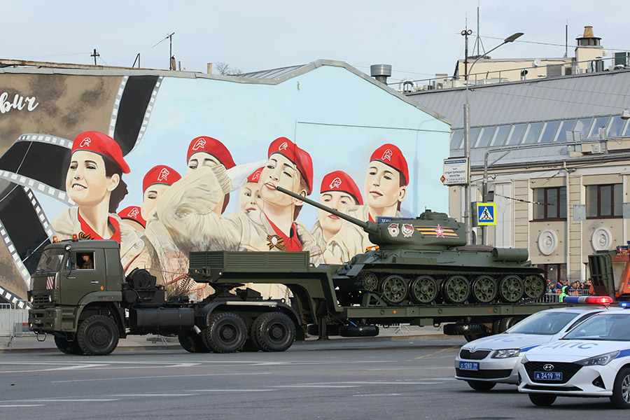 На фото:  тягач с танком Т-34-85