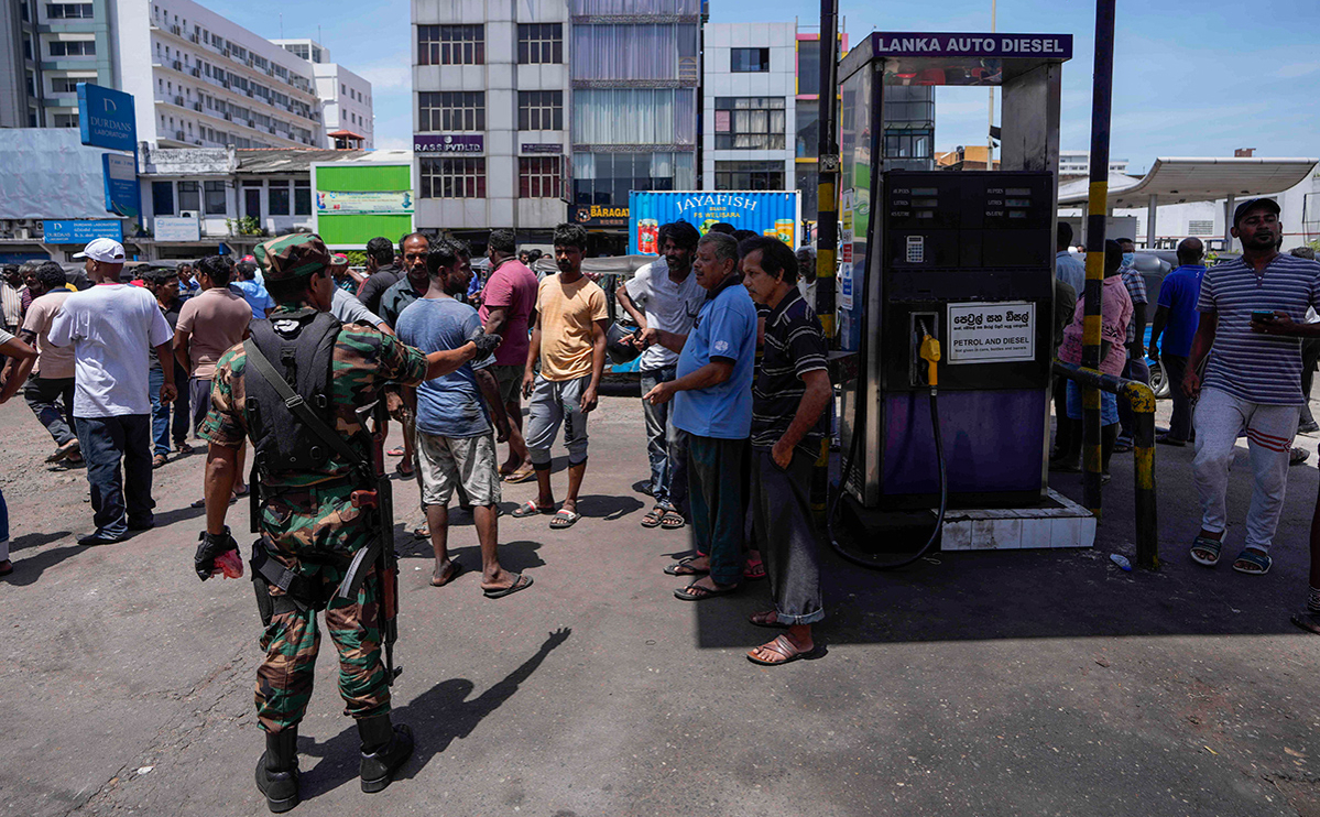 Шри-Ланка разрешит зарубежным компаниям импортировать и продавать топливо"/>














