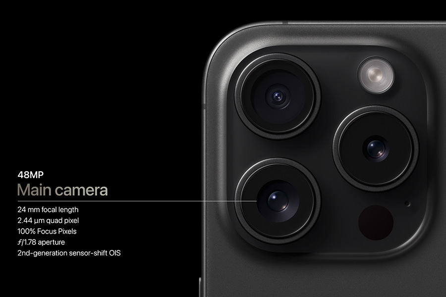 У нового iPhone 15 Pro — три камеры: основная, телескопическая (позволяет увеличивать в пять раз) и макро. Впервые телефон позволяет снимать видео для VR, сообщили на презентации разработчики