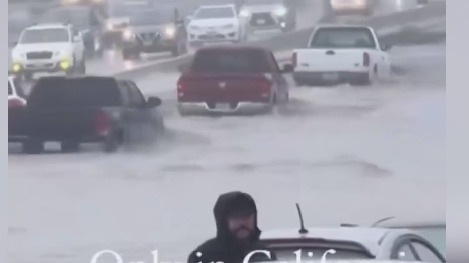 Пикапы поплыли по дороге: последствия шторма в Калифорнии