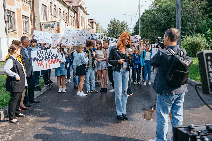 Анастасия Стоцкая (в центре) в роли Тани Бортниковой в сериале &laquo;Обоюдное согласие&raquo;, 2022 год