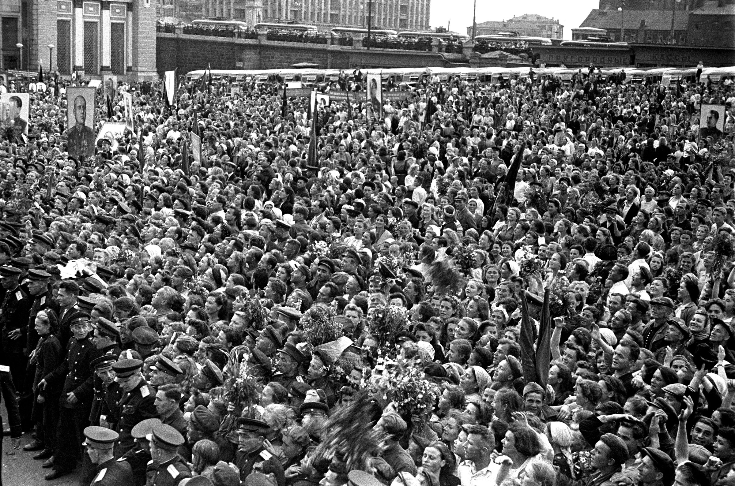 Москва. Торжественный митинг по случаю прибытия главного «эшелона Победы» на Белорусский вокзал.
Перед встречей ветеранов советские города преображались: везде развешивали плакаты, люди надевали лучшие наряды и выходили с цветами на улицы — открытые пространства превращались в людское море.
К прибытию героев с фронта активно готовились и власти. Например, в столичной периодике того времени отмечалось, что в городе украшали заводы, обеспечивали продовольствие, строили новое жилье и ремонтировали старое.