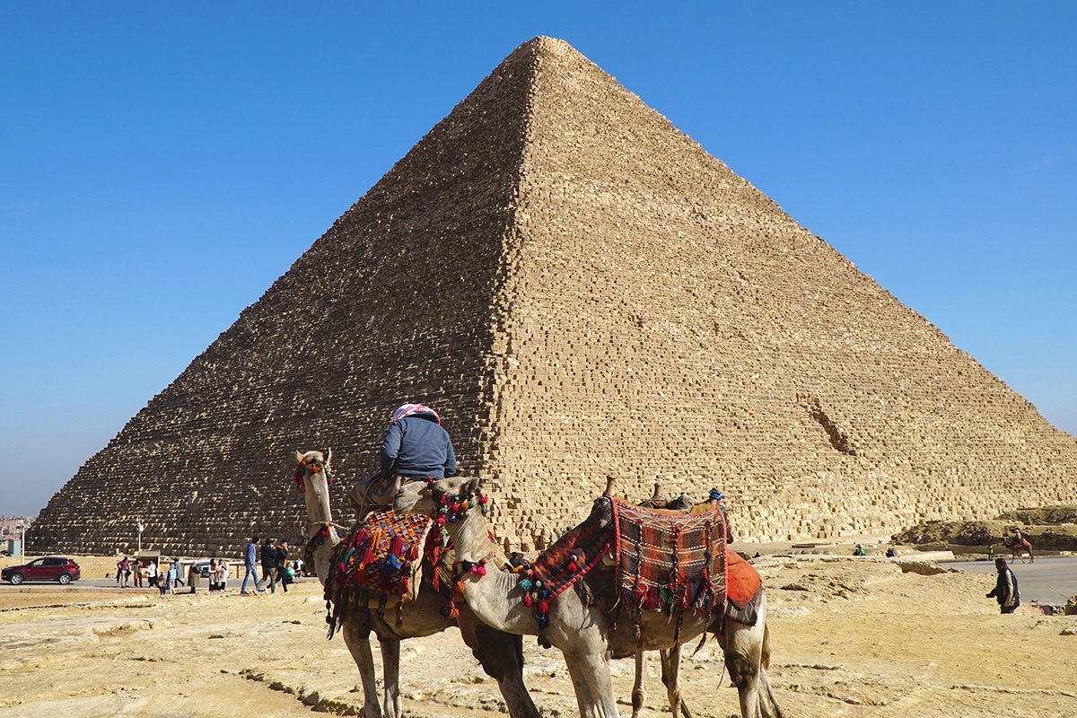 Великая пирамида в Гизе изначально имела высоту 146,6 м и состояла из 2,3 млн блоков общим весом 6 млн т