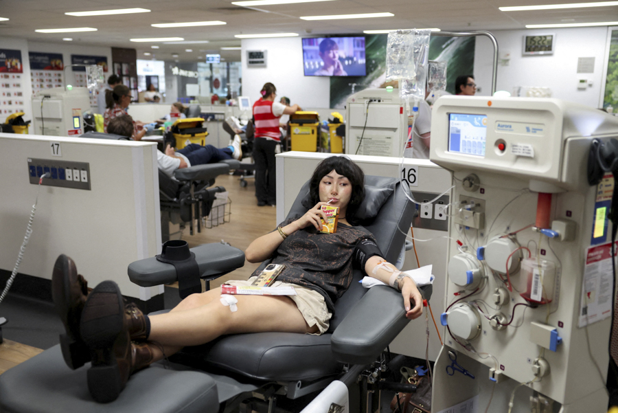 Юная жительница Австралии сдает кровь для нужд пострадавших от теракта в Сиднее. 14 декабря во время празднования Хануки на пляже Бонди два террориста открыли огонь по участникам празднования. Жертвами стрельбы стали 16 человек.