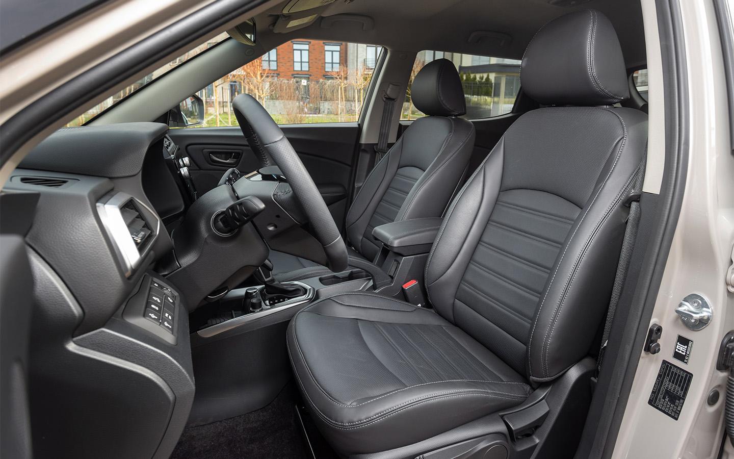 Руль регулируется как по высоте, так и по вылету. Но удобные передние кресла с правильным профилем спинки снабжены только механическими регулировками даже в топовой версии