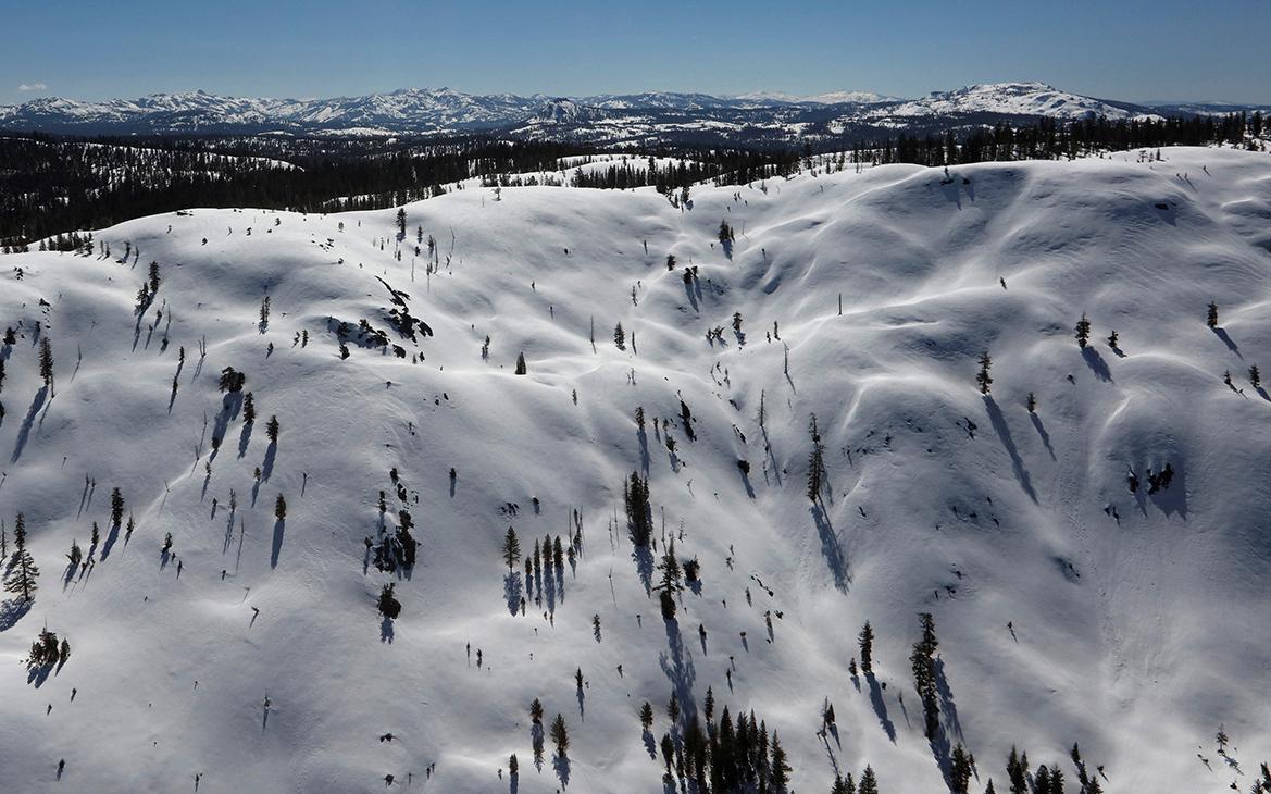 При сходе лавины в горах Калифорнии погибли восемь лыжников