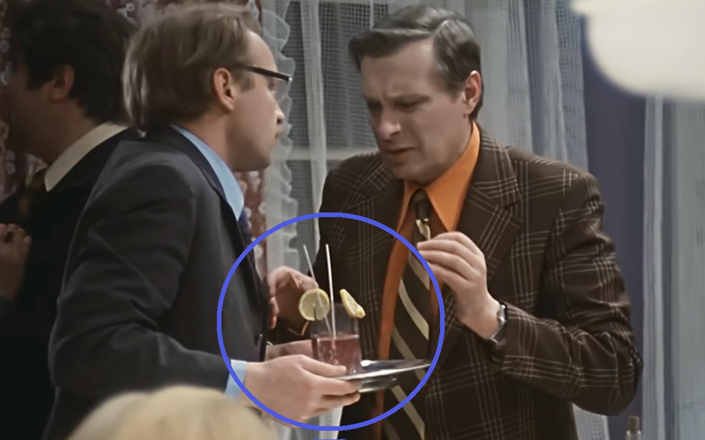 Новые киноляпы в «Служебном романе» нашли через 59 лет. Смотрим на стакан