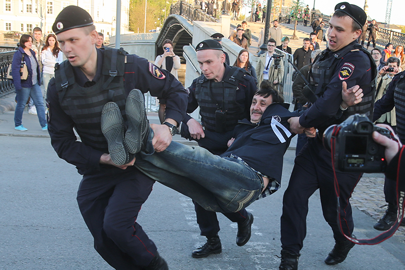 Задержание сотрудниками полиции участника акции, посвященной годовщине митинга на Болотной площади 6 мая 2012 года