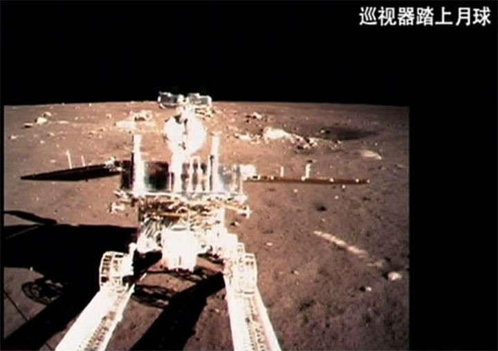 На Луне сел первый китайский луноход