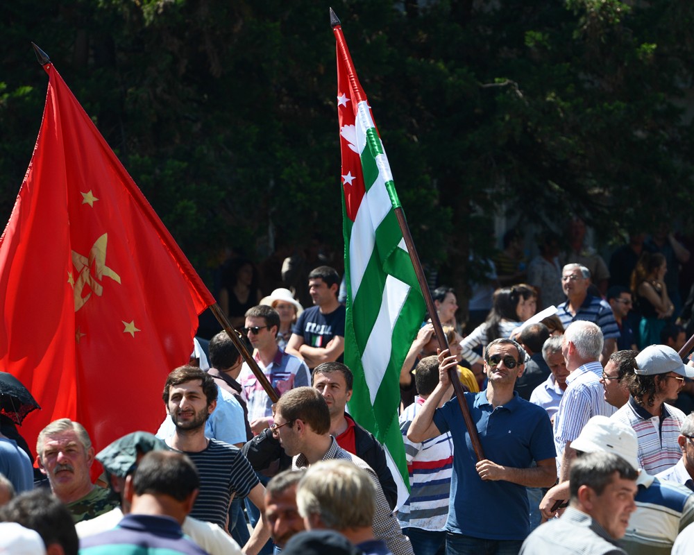 Сторонники оппозиции во время антиправительственного митинга у здания администрации президента 