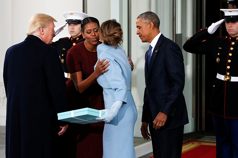 Президент США Дональд Трамп  (слева) и&nbsp;первая леди Мелания Трамп  (третья слева), 44-й президент Барак Обама и&nbsp;Мишель Обама перед&nbsp;церемонией чаепития в&nbsp;Белом доме
