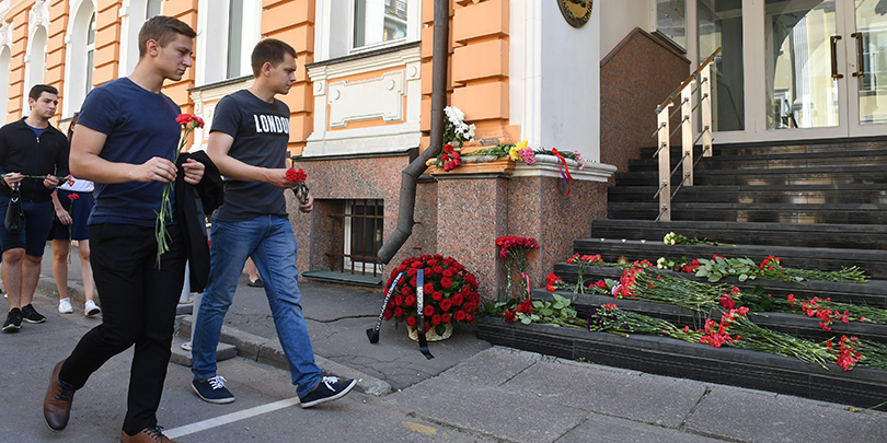 В Москве началась акция солидарности с народом Испании после теракта