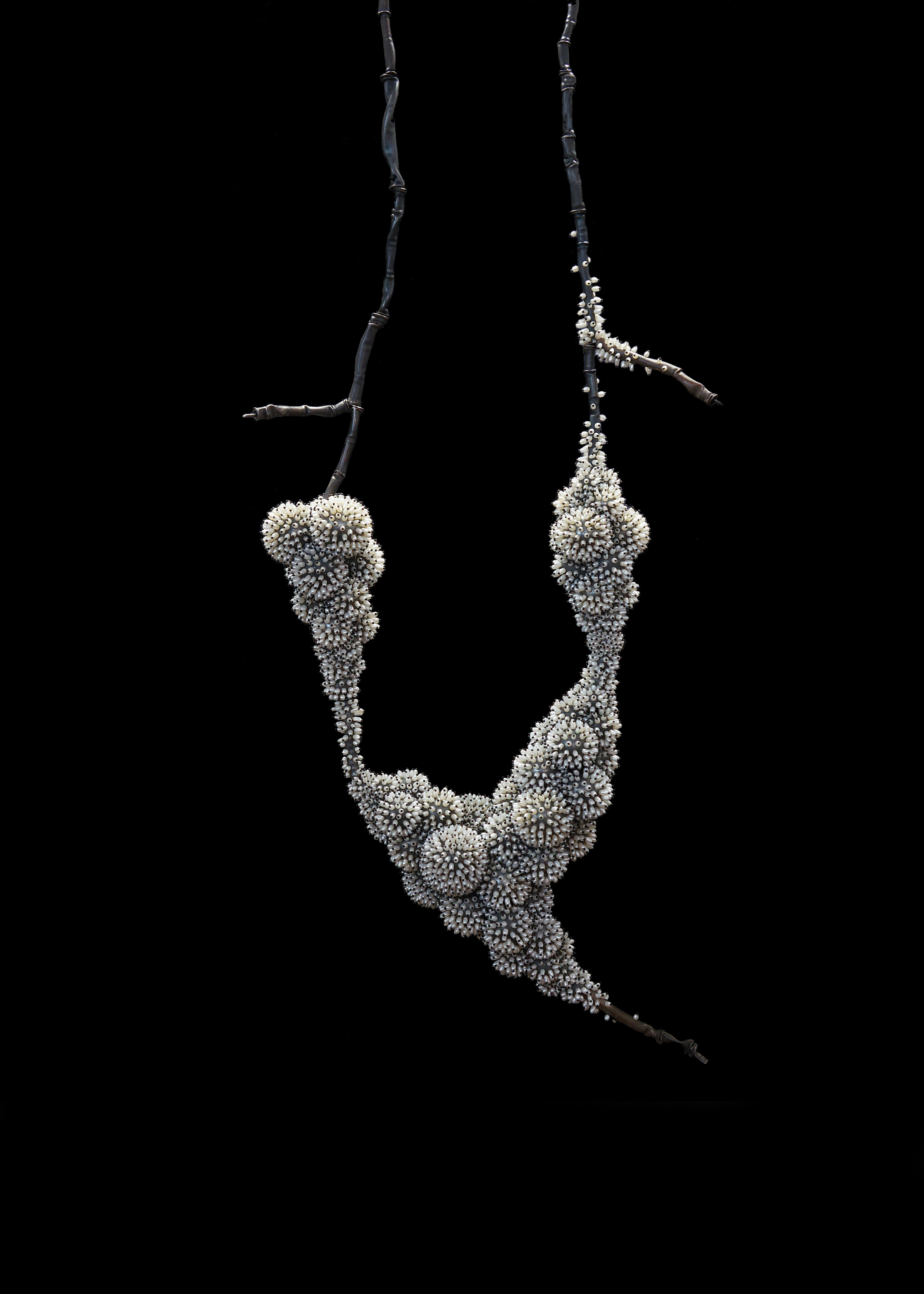 Ожерелье &laquo;Иней&raquo; из серебра и несколько тысяч крошечных культивированных жемчужин. Художник Сам Тхо Дуонг (2011 г.)