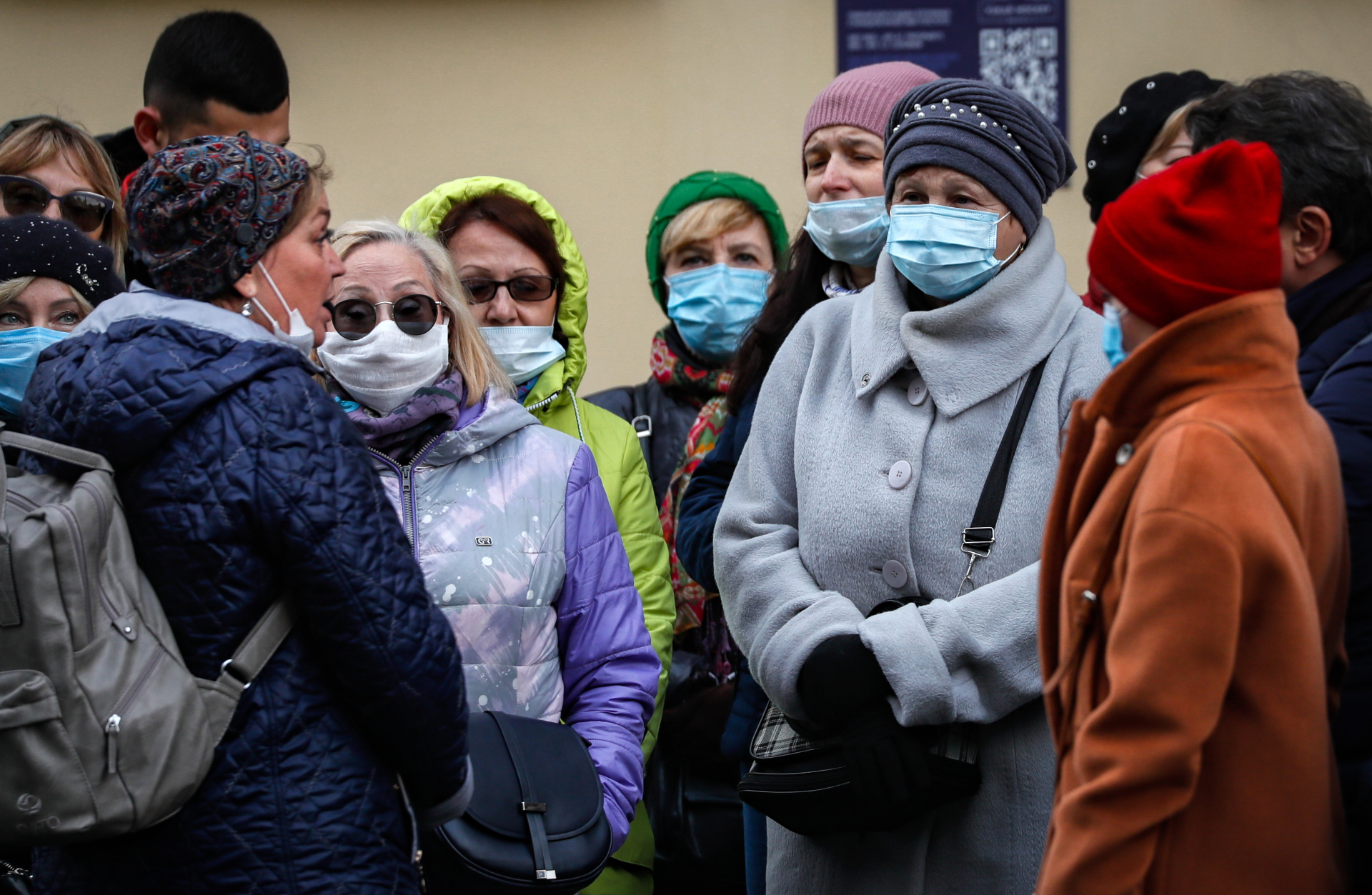 Люди в защитных масках на одной из улиц Москвы