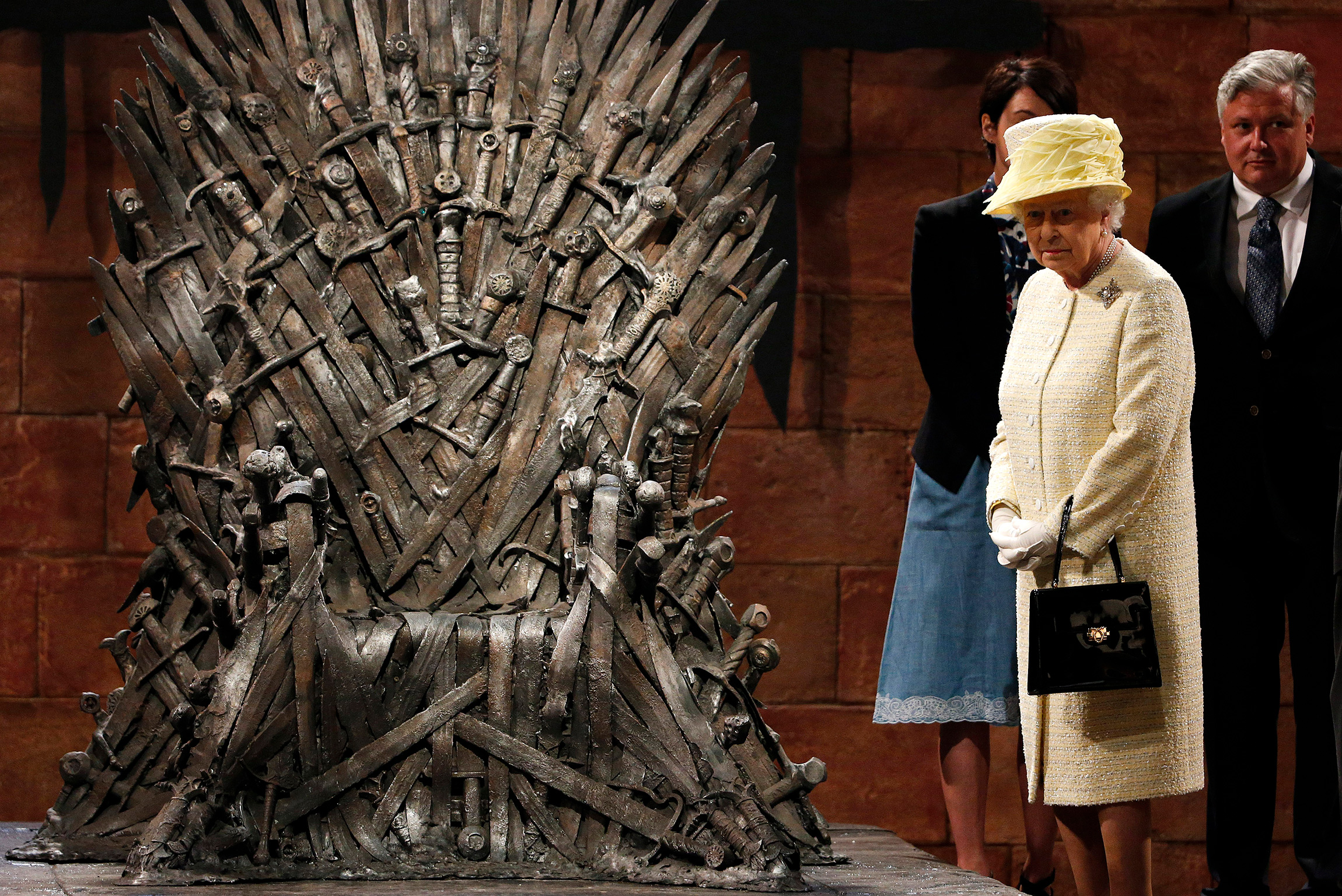 Королева Елизавета рядом с Железным троном на встрече с командой сериала &laquo;Игра престолов&raquo; в Северной Ирландии, 24 июня 2014 года