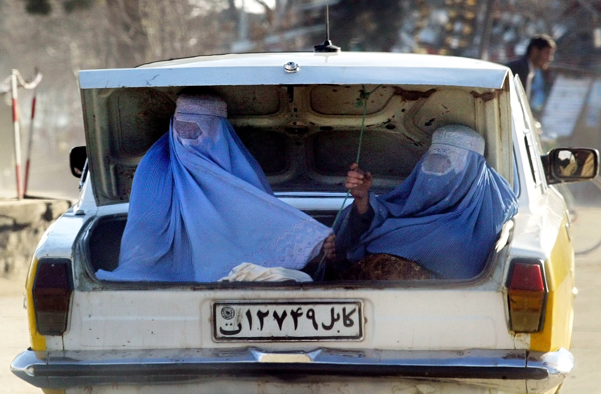 <p>Бурка стала символом притеснения. После свержения талибов в 2001 году в результате военных операций Великобритании и США в Афганистане многие афганские женщины отказались от этого одеяния, хотя некоторые из них продолжили носить его, отдавая дань религии и традициям</p>