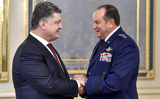 Президент Украины Петр Порошенко и командующий силами НАТО генерал Филип Бридлав на переговорах в Киеве 26 ноября