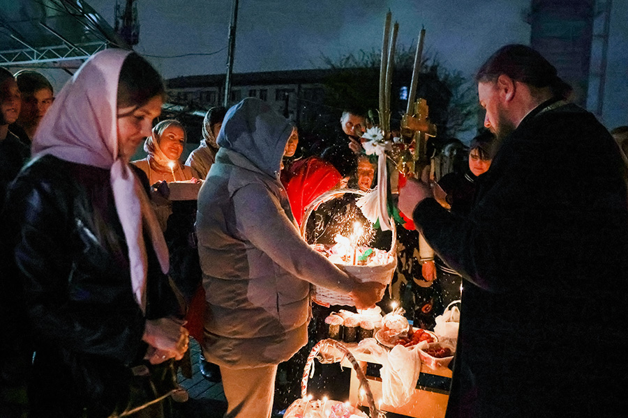 Освящение куличей и яиц после пасхальной службы в храме Михаила Архангела в Грозном, Чеченская Республика