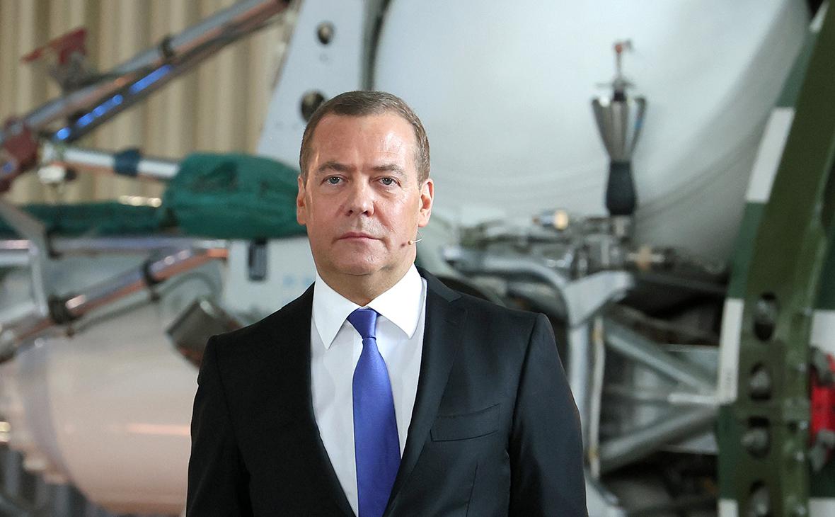 Медведев пригрозил организаторам нападения на Прилепина