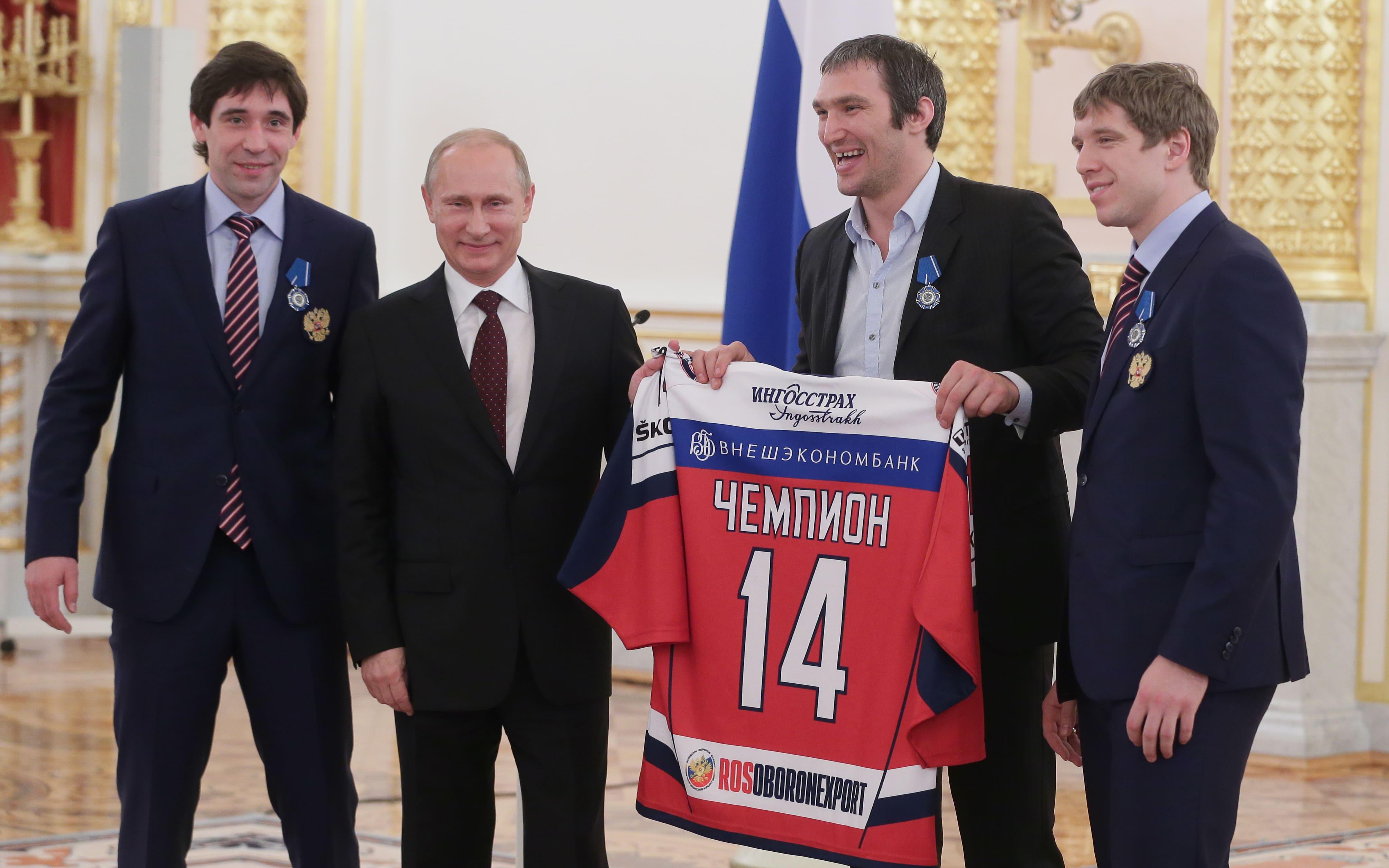 Президент России Владимир Путин (второй слева), Данис Зарипов (слева), Николай Кулемин и Александр Овечкин (справа налево) во время церемонии награждения национальной сборной России по хоккею после победы на чемпионата мира 2014 года
