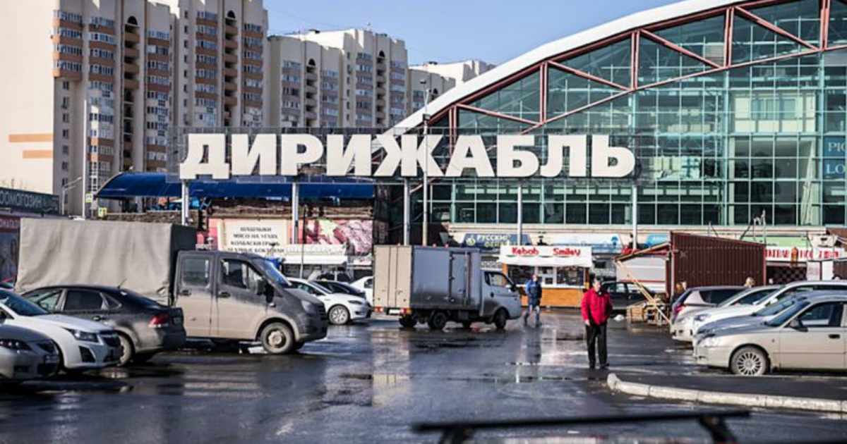 Тц дирижабль. ТЦ дирижабль Екатеринбург. ТЦ дирижабль парковка. Перехватывающая парковка у дирижабля. Стоянка дирижаблей.