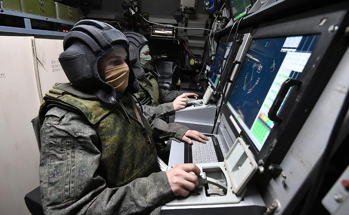 Военнослужащие РФ&nbsp;в машине боевого управления сил противовоздушной обороны