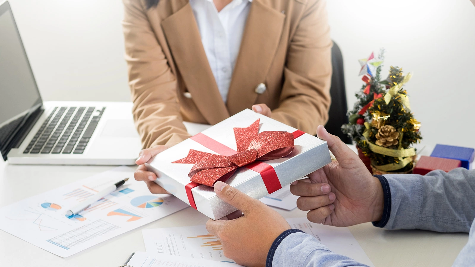 Дарить нельзя забыть: кому и какие подарки нужно обязательно вручить к новому году