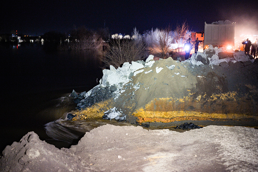 Вечером 5 апреля в Советском районе Орска прорвало насыпную дамбу из-за паводка. По данным местных властей, повреждения гидротехнического сооружения зафиксированы на участке 10&nbsp;м.