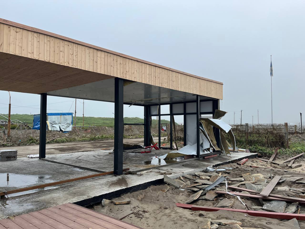 Набережная Северо-Курильска после землетрясения и цунами