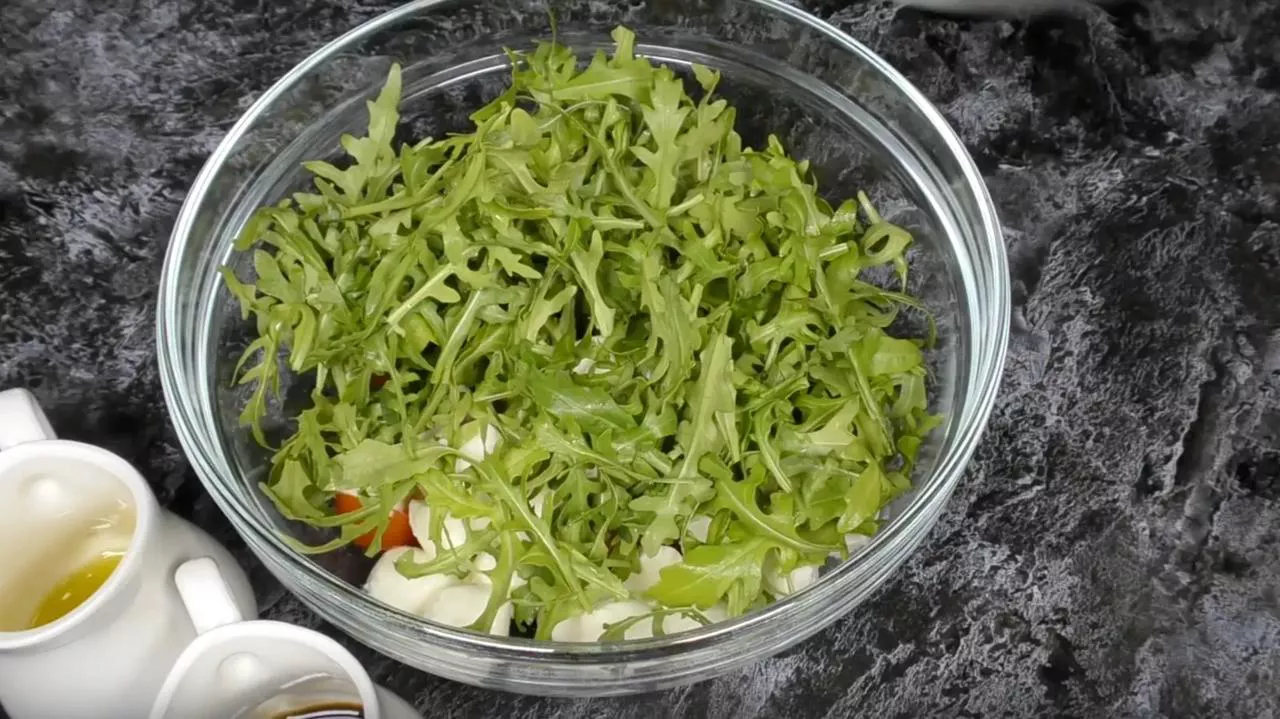 Положите рукколу в салатницу