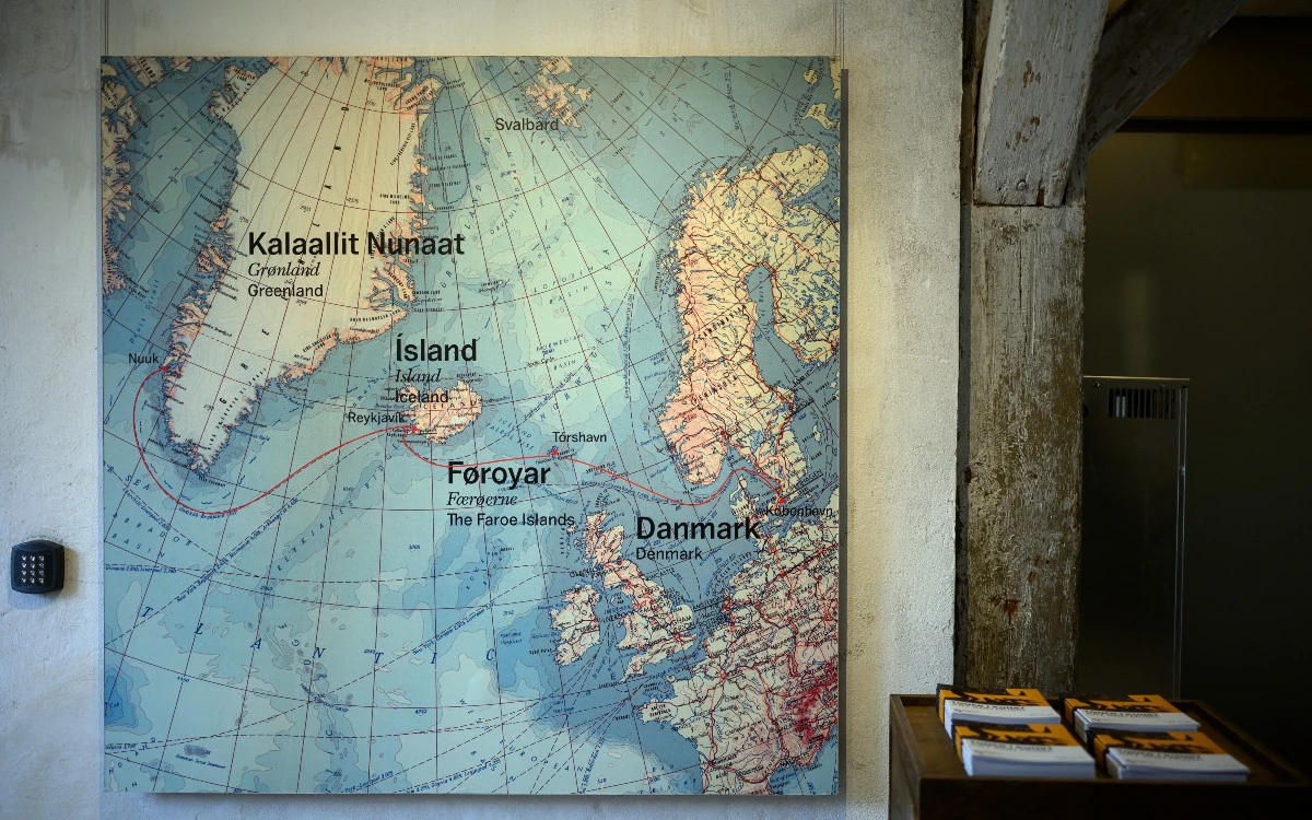 Карта с изображением Гренландии, Исландии, Фарерских островов и Дании на стене офиса представителя Гренландии в Копенгагене в марте 2025 года