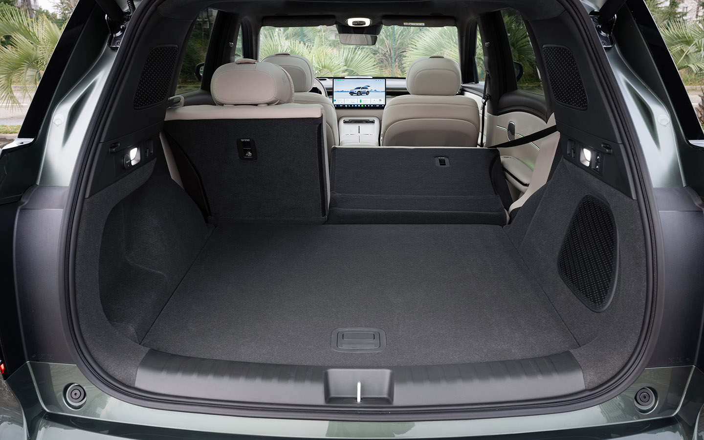 Сложить спинки второго ряда в&nbsp;GAC S7 можно как из салона, так и с кнопок в багажнике. Привод электрический