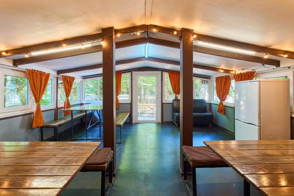 Беседка для отдыха в Бирюлевском дендропарке