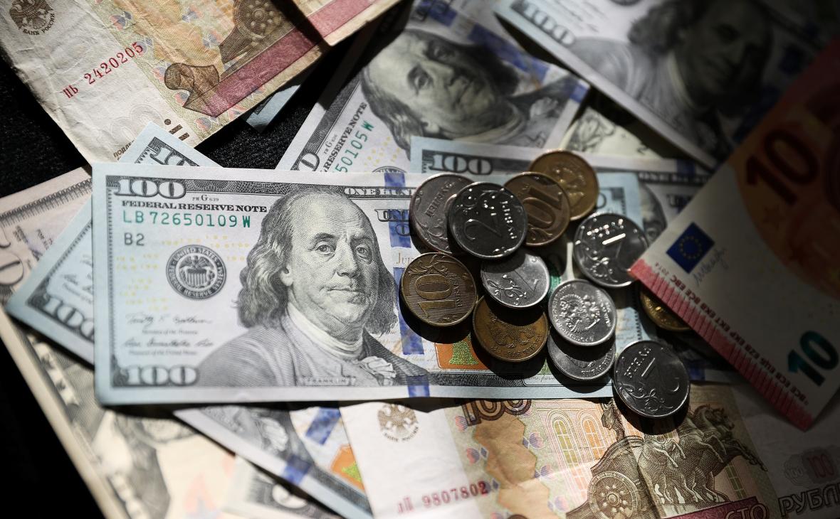 ЦБ оставил курс доллара на 11 июня ниже ₽72