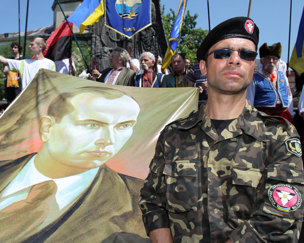 Представитель Конгресса украинских националистов с портретом Степана Бандеры