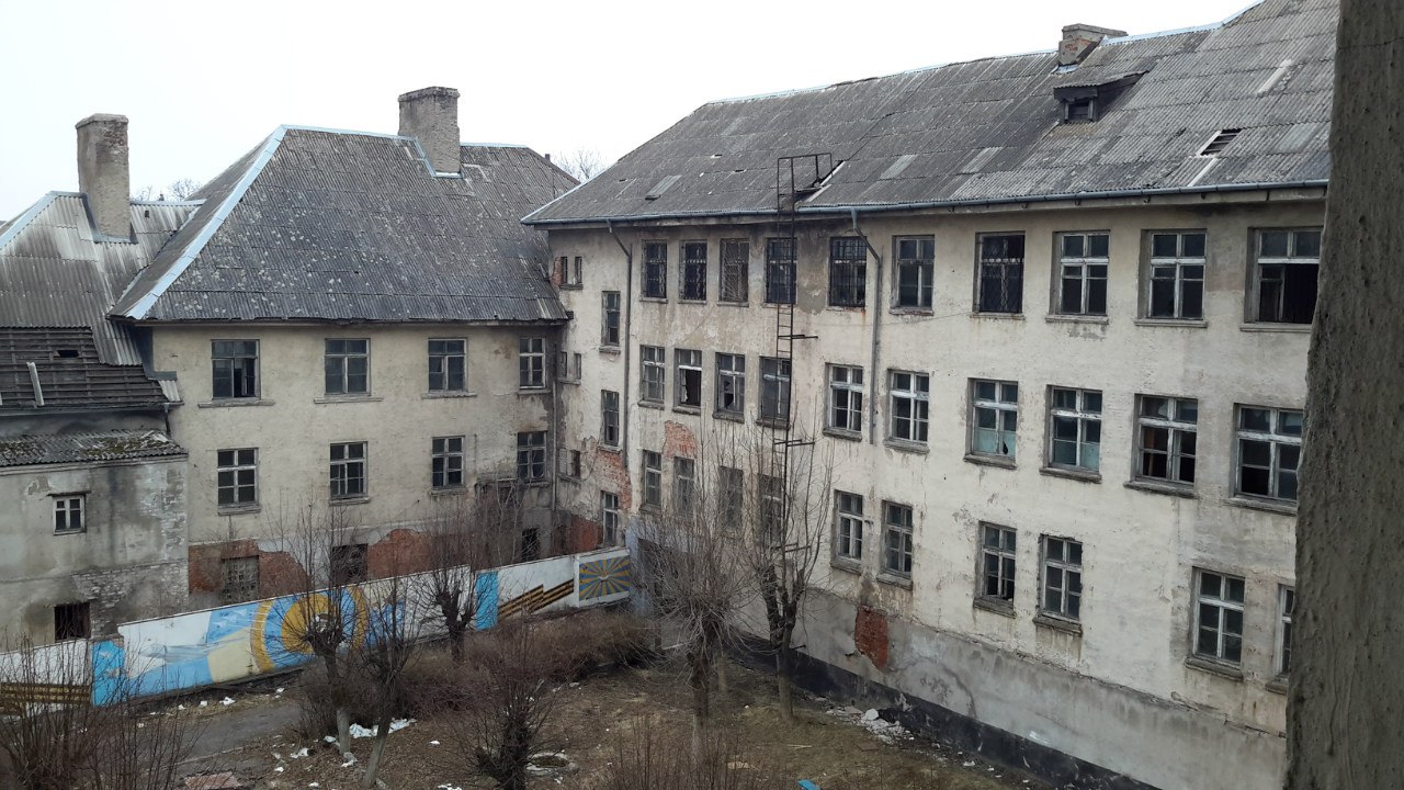 Одно из зданий военного городка на ул. Курчатова в Черняховске&nbsp;в марте 2015 года
