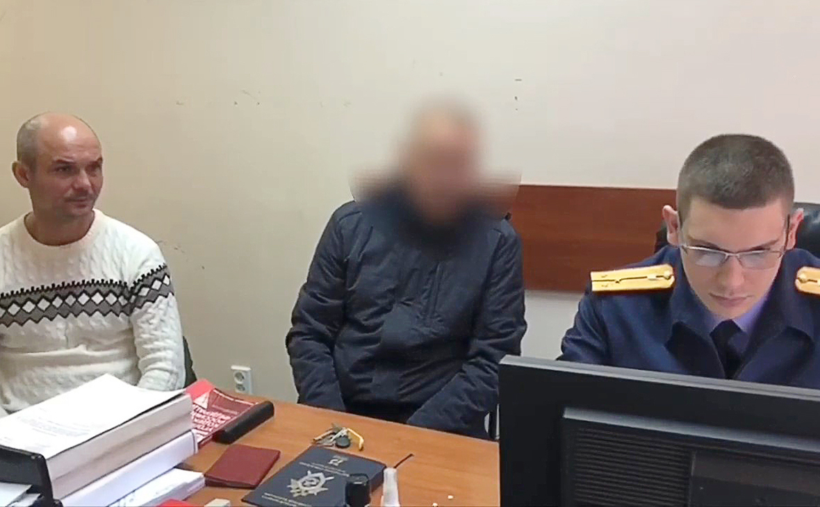 Обвиняемый в оставлении своих малолетних детей в аэропорту Шереметьево (слева)