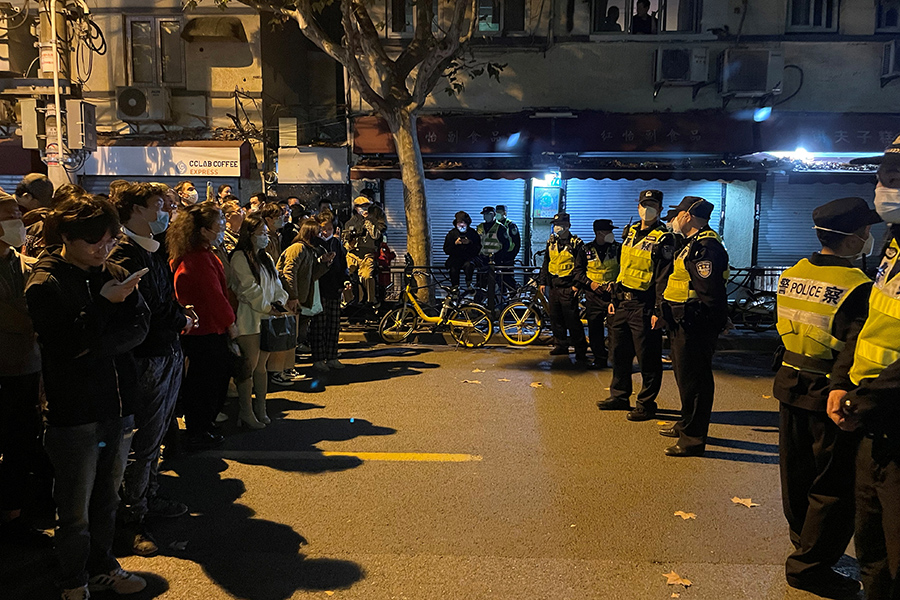На фото: Шанхай, Китай, 27 ноября

В субботу люди в Шанхае скандировали: &laquo;Никаких ПЦР-тестов, мы хотим свободы!&raquo;&nbsp;Один из протестующих рассказал журналистам The Guardian: &laquo;Мы просто хотим соблюдения основных прав человека. Мы не можем выйти из дома без теста&raquo;